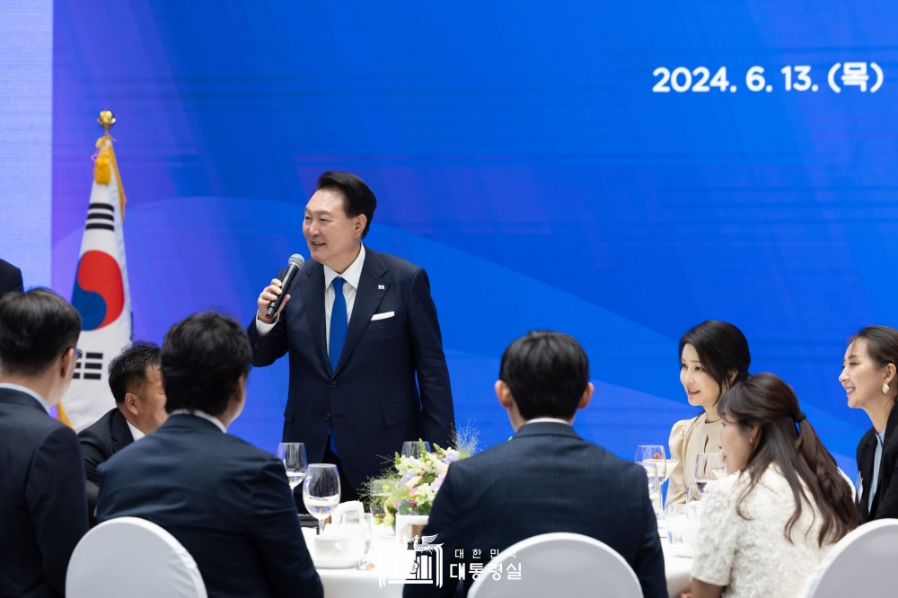 "동포 여러분과 긴밀히 소통하면서 중앙아 국가들과의 파트너십을 더 강화해 나갈 것" https://www.president.go.kr/president/speeches/Bb2LNRSQ "동포 여러분과 긴밀히 소통하면서 중앙아 국가들과의 파트너십을 더 강화해 나갈 것" 썸네일 우즈베키스탄 동포 만찬간담회 격려사 우리 동포 여러분, 저희 부부를 따뜻하게 환영해 주셔서 정말 고맙습니다. 저는 해외 순방 때마다 우리 동포분들을 꼭 만납니다. 그때마다 제가 여러분들에게 힘을 드리고 격려를 하는 것이 아니라 제가 우리 동포 여러분들을 만나 뵙고 나면 제가 힘을 늘 얻게 됩니다. 전 세계 각지에 동포 사회를 가지고 있는 나라는 몇 안 됩니다. 제가 알기로 아마 이런 동포 사회가 이렇게 구성이 돼 있는 게 이태리 대통령 국빈방문 때 얘기 들어보니까 한국하고 이태리가 이런 동포 사회를 가지고 얘기를 들었습니다. 그 어느 나라를 제가 순방을 가더라도 우리 동포분들께서 각자의 위치에서 맹활약하면서 우리 동포 사회의 성공의 역사를 당당하게 써 내려 가는 모습을 볼 수 있어서 정말 든든하고 힘이 났습니다. 700만 재외동포 여러분은 대한민국의 자랑일 뿐 아니라 우리나라의 소중한 자산입니다. 특히 이곳 우즈베키스탄은 중앙아시아에서 가장 많은 동포들이 계시는 곳이기 때문에 오늘 이 만남이 더욱 기쁘고 뿌듯합니다. 역사 얘기를 좀 하면 1937년 겨울 연해주에서 이역만리 우즈베키스탄에 처음으로 우리의 조상이 이곳으로 강제 이주 됐지만, 우리 한민족 특유의 그 부지런함과 강인함 그리고 협동 정신으로 이 지역에서 당당한 기여를 했고, 또 황무지를 비옥한 농토로 일구어냈습니다. 이제 우리 동포들은 우즈베키스탄의 정계, 재계, 문화예술계를 비롯한 여러 분야에서 활약을 펼치면서 한국과 우즈베키스탄의 우의를 이어주고 계십니다. 1992년 우리는 우즈베키스탄과 수교했습니다. 그리고 에너지, 건설, 자동차, 섬유 이런 분야에서 한국 기업들이 진출했습니다. 그 과정에서 또 우리 동포 사회의 외연과 규모도 확대됐습니다. 새롭게 우즈베키스탄에 진출한 분들도 홍수, 전염병, 지진과 같은 재난이 있을 때마다 우즈베키스탄의 공적, 그 책임을 함께하면서 양국의 우정을 돈독히 다져왔습니다. 이처럼 동포 여러분께서 이 두 나라의 가교가 되어 주신 덕분에 양국 관계는 그 어느 때보다 긴밀해졌습니다. 지금의 우즈베키스탄을 비롯한 중앙아시아는 과거와는 전략적 가치가 많이 달라졌습니다. 지금은 세계가 주목하고 있습니다. 지난해 한국-우즈베키스탄 양국 교역액이 24억5천만 불을 기록하면서 역대 최대 규모까지 달성했습니다. 그리고 한국은 우즈베키스탄에 다섯 번째 교역 국가가 됐습니다. 또 우즈베키스탄의 여러 학교에는 2만 명이 넘는 학생들이 한국어를 정규 과목으로 배우고 있고, 양국 청년들의 인적 교류도 꾸준히 증가하고 있습니다. 제가 여기 오기 조금 전에는 우리 코이카가 시설 자금을 대고, 또 우즈베키스탄 정부가 부지를 제공해서 만든 ‘U-Enter’라고 하는 이런 청년 스타트업 창업지원센터를 가서 우리 한국 청년들과 우즈베키스탄 청년들이 힘을 합쳐서 기업을 일구기 위해 노력하는 모습을 보고 왔습니다. 양국 관계가 이렇게 발전해 나가는 만큼 우리 동포 여러분의 활동의 외연도 더 커지고, 더 나아질 것이라고 생각합니다. 정부는 동포 여러분과 긴밀히 소통하면서 우즈벡을 비롯한 중앙아시아 국가들과의 이런 파트너십을 더 강화해 나갈 것입니다. 제가 이번에 3국 순방을 앞두고 ‘동행’, ‘융합’, ‘창조’를 비전으로 하는 한-중앙아 K 실크로드 협력 이니셔티브를 발표했습니다. 내일 미르지요예프 대통령과 회담을 갖고 이러한 이니셔티브에 기반한 한-중앙아시아 미래 발전 비전과 함께, 또 우즈베키스탄과의 특별 전략적 동반자 관계를 더욱 내실 있게 발전시킬 방안을 논의할 것입니다. 양국 간의 핵심 협력 분야인 인프라, 또 에너지, 공급망 협력뿐만 아니라 개발 협력, 보건의료, 환경, 교육과 같은 다양한 분야에서 양국 국민들이 체감할 수 있는 성과가 창출될 수 있도록 할 것입니다. 우리 대한민국이 우즈베키스탄과 손을 잡고 더 밝은 미래를 열어감으로써 동포 여러분께서도 더 큰 긍지와 자부심을 가지실 수 있도록 노력하겠습니다. 또한 재외동포청을 통해 본국과 동포 사회를 긴밀하게 연결해서 동포 여러분들께서 현지 사회에서 더욱 성공적으로 활약하실 수 있도록 대한민국이 든든한 버팀목이 되겠습니다. 오늘 이렇게 귀한 시간 내주셔서, 또 타슈켄트뿐만이 아니라 다른 멀리 떨어진 여러 지역에서도 이렇게 귀한 발걸음 해 주신 동포 여러분께 감사드리고, 오늘 참석하신 모든 분들, 그리고 오시지 못한 우리 동포분들도 그분들의 건강과 행복을 기원하겠습니다. 감사합니다.